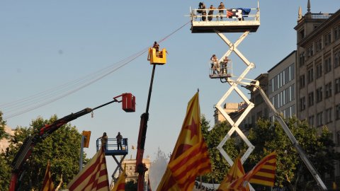 Manifestació amb el lema ‘Som una nació. Nosaltres decidim’, que aplega un milió i mig de persones segons els organitzadors, Òmnium Cultural. La marxa pel passeig de Gràcia en resposta a la sentència del Tribunal Constitucional que retalla l'Estatut d'Autonomia de Catalunya esdevé un clam a favor de la independència. Barcelona. 10 de juliol de 2010