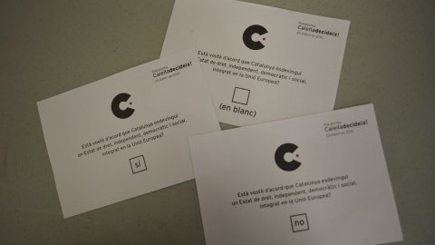 Consulta sobre la independència de Catalunya organitzat per la Plataforma Calella Decideix. Votacions a l'Ajuntament Vell. A la imatge, les paperetes. Calella. 25 d'abril de 2010