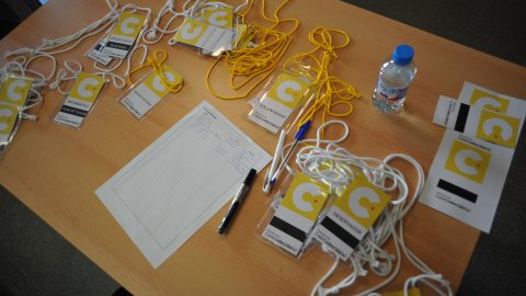 Consulta sobre la independència de Catalunya organitzat per la Plataforma Calella Decideix. Votacions a l'Ajuntament Vell i actes populars amb motiu de la consulta. A la imatge, les acreditacions. Calella. 25 d'abril de 2010