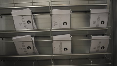 Consulta sobre la independència de Catalunya organitzat per la Plataforma Calella Decideix. Votacions a l'Ajuntament Vell i actes populars amb motiu de la consulta. A la imatge, les paperetes. Calella. 25 d'abril de 2010