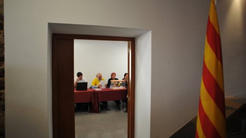 Consulta sobre la independència de Catalunya organitzat per la Plataforma Calella Decideix. Votacions a l'Ajuntament Vell i actes populars amb motiu de la consulta, amb estelades, senyeres i pancartes. Calella. 25 d'abril de 2010