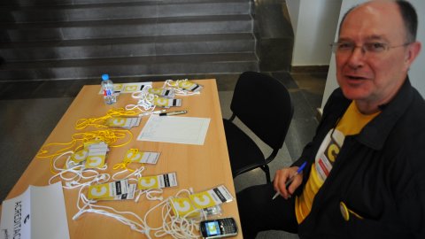 Consulta sobre la independència de Catalunya organitzat per la Plataforma Calella Decideix. Votacions a l'Ajuntament Vell i actes populars amb motiu de la consulta. A la imatge, Josep Barri, de Calella Decideix. Calella. 25 d'abril de 2010