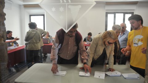 Consulta sobre la independència de Catalunya organitzat per la Plataforma Calella Decideix. Votacions a l'Ajuntament Vell i actes populars amb motiu de la consulta. Calella. 25 d'abril de 2010