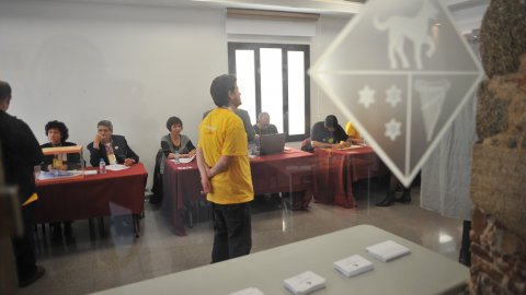 Consulta sobre la independència de Catalunya organitzat per la Plataforma Calella Decideix. Votacions a l'Ajuntament Vell i actes populars amb motiu de la consulta. Calella. 25 d'abril de 2010
