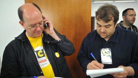 Consulta sobre la independència de Catalunya organitzat per la Plataforma Calella Decideix. Votacions a l'Ajuntament Vell i actes populars amb motiu de la consulta. A la imatge, Josep Barri, Jordi Sitjà i Òscar Ojer. Calella. 25 d'abril de 2010