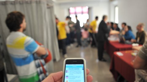 Consulta sobre la independència de Catalunya organitzat per la Plataforma Calella Decideix. Votacions a l'Ajuntament Vell i actes populars amb motiu de la consulta. Calella. 25 d'abril de 2010