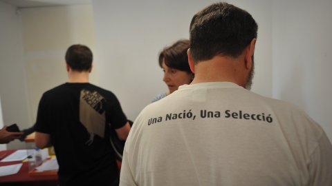 Consulta sobre la independència de Catalunya organitzat per la Plataforma Calella Decideix. Votacions a l'Ajuntament Vell i actes populars amb motiu de la consulta. Calella. 25 d'abril de 2010