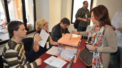 Consulta sobre la independència de Catalunya organitzat per la Plataforma Calella Decideix. Votacions a l'Ajuntament Vell i actes populars amb motiu de la consulta. A la imatge, l'alcaldessa, Montserrat Candini (CiU), votant. Calella. 25 d'abril de 2010