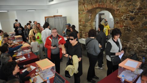 Consulta sobre la independència de Catalunya organitzat per la Plataforma Calella Decideix. Votacions a l'Ajuntament Vell i actes populars amb motiu de la consulta. Calella. 25 d'abril de 2010