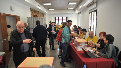 Consulta sobre la independència de Catalunya organitzat per la Plataforma Calella Decideix. Votacions a l'Ajuntament Vell i actes populars amb motiu de la consulta. Calella. 25 d'abril de 2010