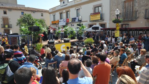 Consulta sobre la independència de Catalunya organitzat per la Plataforma Calella Decideix. Votacions a l'Ajuntament Vell i actes populars a la plaça de l'Ajuntament amb motiu de la consulta, amb estelades, senyeres i pancartes. Calella. 25 d'abril de 2010