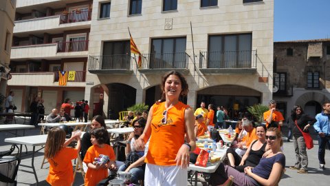 Consulta sobre la independència de Catalunya organitzat per la Plataforma Calella Decideix. Votacions a l'Ajuntament Vell i actes populars amb motiu de la consulta. A la imatge, la regidora Lorena Sánchez, a la plaça de l'Ajuntament. Calella. 25 d'abril de 2010