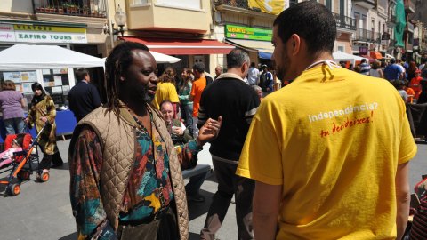 Consulta sobre la independència de Catalunya organitzat per la Plataforma Calella Decideix. Votacions a l'Ajuntament Vell i actes populars amb motiu de la consulta, amb estelades, senyeres i pancartes. Calella. 25 d'abril de 2010