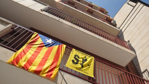 Consulta sobre la independència de Catalunya organitzat per la Plataforma Calella Decideix. Votacions a l'Ajuntament Vell i actes populars amb motiu de la consulta, amb estelades, senyeres i pancartes. Calella. 25 d'abril de 2010