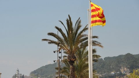Consulta sobre la independència de Catalunya organitzat per la Plataforma Calella Decideix. Votacions a l'Ajuntament Vell i actes populars amb motiu de la consulta, amb estelades, senyeres i pancartes. Calella. 25 d'abril de 2010