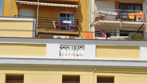 Consulta sobre la independència de Catalunya organitzat per la Plataforma Calella Decideix. Votacions a l'Ajuntament Vell i actes populars amb motiu de la consulta, amb estelades, senyeres i pancartes. Calella. 25 d'abril de 2010