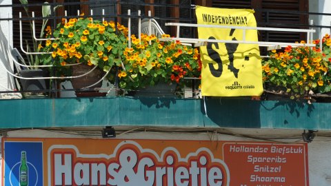 Consulta sobre la independència de Catalunya organitzat per la Plataforma Calella Decideix. Votacions a l'Ajuntament Vell i actes populars amb motiu de la consulta, amb estelades, senyeres i pancartes. Calella. 25 d'abril de 2010
