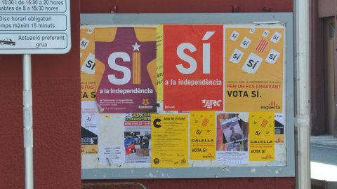 Consulta sobre la independència de Catalunya organitzat per la Plataforma Calella Decideix. Votacions a l'Ajuntament Vell i actes populars amb motiu de la consulta, amb estelades, senyeres i pancartes. Calella. 25 d'abril de 2010
