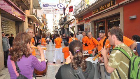 Consulta sobre la independència de Catalunya organitzat per la Plataforma Calella Decideix. Votacions a l'Ajuntament Vell i actes populars amb motiu de la consulta, amb estelades, senyeres i pancartes. Calella. 25 d'abril de 2010