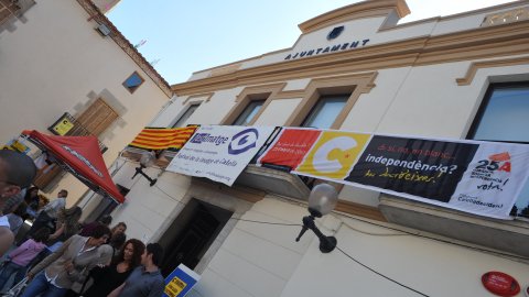 Consulta sobre la independència de Catalunya organitzat per la Plataforma Calella Decideix. Votacions a l'Ajuntament Vell i actes populars amb motiu de la consulta, amb estelades, senyeres i pancartes. Calella. 25 d'abril de 2010
