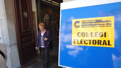 Consulta sobre la independència de Catalunya organitzat per la Plataforma Calella Decideix. Votacions a l'Ajuntament Vell i actes populars amb motiu de la consulta, amb estelades, senyeres i pancartes. Calella. 25 d'abril de 2010