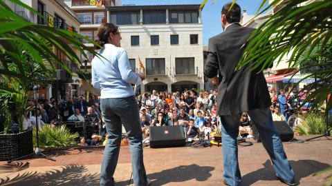 Consulta sobre la independència de Catalunya organitzat per la Plataforma Calella Decideix. Votacions a l'Ajuntament Vell i actes populars amb motiu de la consulta, a la plaça de l'Ajuntament. Calella. 25 d'abril de 2010