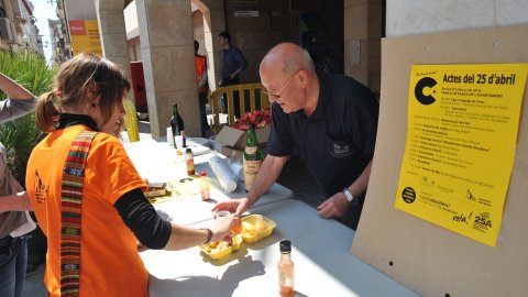 Consulta sobre la independència de Catalunya organitzat per la Plataforma Calella Decideix. Votacions a l'Ajuntament Vell i actes populars amb motiu de la consulta, amb estelades, senyeres i pancartes. Calella. 25 d'abril de 2010