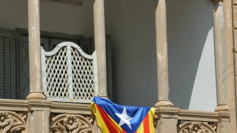 Consulta sobre la independència de Catalunya organitzat per la Plataforma Calella Decideix. Votacions a l'Ajuntament Vell i actes populars amb motiu de la consulta, amb estelades, senyeres i pancartes. Calella. 25 d'abril de 2010