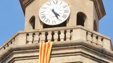 Consulta sobre la independència de Catalunya organitzat per la Plataforma Calella Decideix. Votacions a l'Ajuntament Vell i actes populars amb motiu de la consulta, amb estelades, senyeres i pancartes. Calella. 25 d'abril de 2010