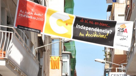 Consulta sobre la independència de Catalunya organitzat per la Plataforma Calella Decideix. Votacions a l'Ajuntament Vell i actes populars amb motiu de la consulta, amb estelades, senyeres i pancartes. Calella. 25 d'abril de 2010