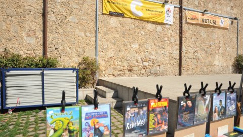 Consulta sobre la independència de Catalunya organitzat per la Plataforma Calella Decideix. Votacions a l'Ajuntament Vell i actes populars amb motiu de la consulta, amb estelades, senyeres i pancartes. Calella. 25 d'abril de 2010