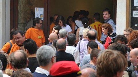 Consulta sobre la independència de Catalunya al Centre Moral d'Arenys de Munt i manifestació de falangistes en contra, envoltada d’un dispositiu policial. Arenys de Munt. 13 de setembre de 2009