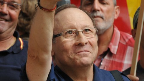 Consulta sobre la independència de Catalunya al Centre Moral d'Arenys de Munt i manifestació de falangistes en contra, envoltada d’un dispositiu policial. Arenys de Munt. 13 de setembre de 2009