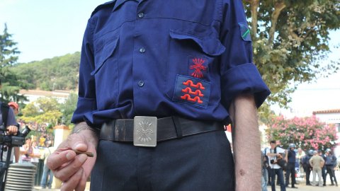 Consulta sobre la independència de Catalunya al Centre Moral d'Arenys de Munt i manifestació de falangistes en contra, envoltada d’un dispositiu policial. Arenys de Munt. 13 de setembre de 2009