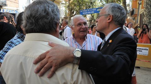 Consulta sobre la independència de Catalunya al Centre Moral d'Arenys de Munt i manifestació de falangistes en contra, envoltada d’un dispositiu policial. A la imatge, l'alcalde Carles Móra. Arenys de Munt. 13 de setembre de 2009