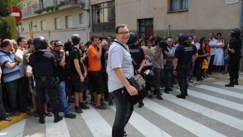Consulta sobre la independència de Catalunya al Centre Moral d'Arenys de Munt i manifestació de falangistes en contra, envoltada d’un dispositiu policial. A la imatge, el periodista Ferran Casas. Arenys de Munt. 13 de setembre de 2009