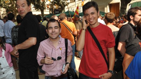 Consulta sobre la independència de Catalunya al Centre Moral d'Arenys de Munt i manifestació de falangistes en contra, envoltada d’un dispositiu policial. A la imatge, Vicent Sanchis, Joan Safont i Maiol Sanaüja. Arenys de Munt. 13 de setembre de 2009