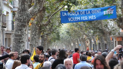 Consulta sobre la independència de Catalunya al Centre Moral d'Arenys de Munt i manifestació de falangistes en contra, envoltada d’un dispositiu policial. Arenys de Munt. 13 de setembre de 2009