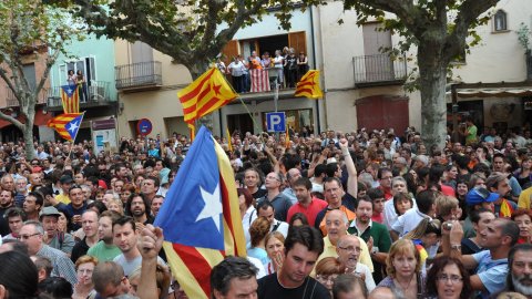 Consulta sobre la independència de Catalunya al Centre Moral d'Arenys de Munt i manifestació de falangistes en contra, envoltada d’un dispositiu policial. Arenys de Munt. 13 de setembre de 2009