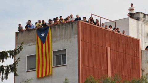 Consulta sobre la independència de Catalunya al Centre Moral d'Arenys de Munt i manifestació de falangistes en contra, envoltada d’un dispositiu policial. A la imatge, protesta contra la manifestació falangista. Arenys de Munt. 13 de setembre de 2009