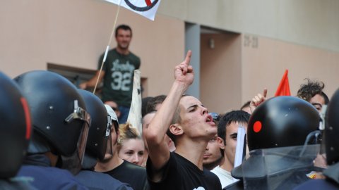Consulta sobre la independència de Catalunya al Centre Moral d'Arenys de Munt i manifestació de falangistes en contra, envoltada d’un dispositiu policial. A la imatge, manifestants antifeixistes. Arenys de Munt. 13 de setembre de 2009