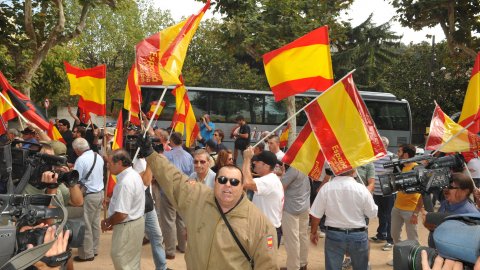 Consulta sobre la independència de Catalunya al Centre Moral d'Arenys de Munt i manifestació de falangistes en contra, envoltada d’un dispositiu policial. Arenys de Munt. 13 de setembre de 2009