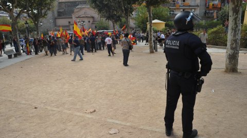 Consulta sobre la independència de Catalunya al Centre Moral d'Arenys de Munt i manifestació de falangistes en contra, envoltada d’un dispositiu policial. Arenys de Munt. 13 de setembre de 2009