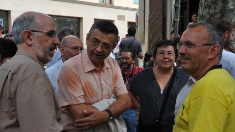 Consulta sobre la independència de Catalunya al Centre Moral d'Arenys de Munt i manifestació de falangistes en contra, envoltada d’un dispositiu policial. A la imatge, Salvador Milà i Andreu Majó. Arenys de Munt. 13 de setembre de 2009