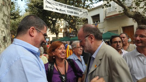 Consulta sobre la independència de Catalunya al Centre Moral d'Arenys de Munt i manifestació de falangistes en contra, envoltada d’un dispositiu policial. A la imatge, Àngel Colom, Montserrat Candini, Joan Morell i Jordi Piqué. Arenys de Munt. 13 de setembre de 2009