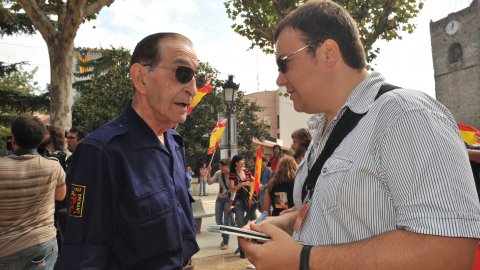Consulta sobre la independència de Catalunya al Centre Moral d'Arenys de Munt i manifestació de falangistes en contra, envoltada d’un dispositiu policial. A la imatge, el periodista Ferran Casas entrevistant un falangista. Arenys de Munt. 13 de setembre de 2009