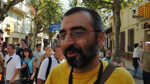 Consulta sobre la independència de Catalunya al Centre Moral d'Arenys de Munt i manifestació de falangistes en contra, envoltada d’un dispositiu policial. A la imatge, Jordi Bilbeny. Arenys de Munt. 13 de setembre de 2009