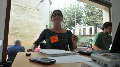 Consulta sobre la independència de Catalunya al Centre Moral d'Arenys de Munt i manifestació de falangistes en contra, envoltada d’un dispositiu policial. A la imatge, Berta Gonzàlez. Arenys de Munt. 13 de setembre de 2009