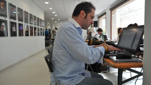 Consulta sobre la independència de Catalunya al Centre Moral d'Arenys de Munt i manifestació de falangistes en contra, envoltada d’un dispositiu policial. A la imatge, Quico Sallés. Arenys de Munt. 13 de setembre de 2009