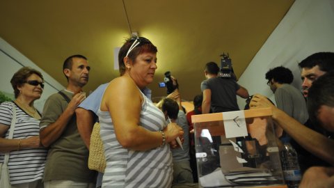 Consulta sobre la independència de Catalunya al Centre Moral d'Arenys de Munt i manifestació de falangistes en contra, envoltada d’un dispositiu policial. Arenys de Munt. 13 de setembre de 2009
